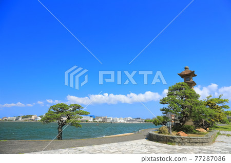 [Shimane Prefecture] Large lanterns of Aoyagiro under sunny weather (Lake Shinji) 77287086