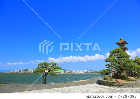 [Shimane Prefecture] Large lanterns of Aoyagiro under sunny weather (Lake Shinji) 77287088