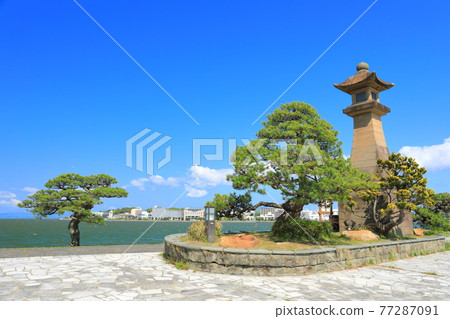 [Shimane Prefecture] Large lanterns of Aoyagiro under sunny weather (Lake Shinji) 77287091