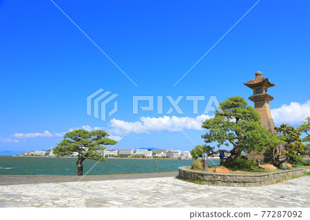 [Shimane Prefecture] Large lanterns of Aoyagiro under sunny weather (Lake Shinji) 77287092