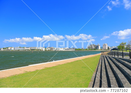 [Shimane Prefecture] Shirakata Park and Matsue City (Lake Shinji) under clear skies 77287102