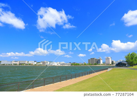 島根縣 天氣晴朗的白方公園和松江市區 照片素材 圖片 圖庫