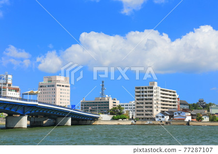 [Shimane Prefecture] Shinjiko Ohashi Bridge and Matsue city area under fine weather 77287107