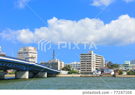 [島根縣]晴天時的新地子大橋和松江市區 77287108
