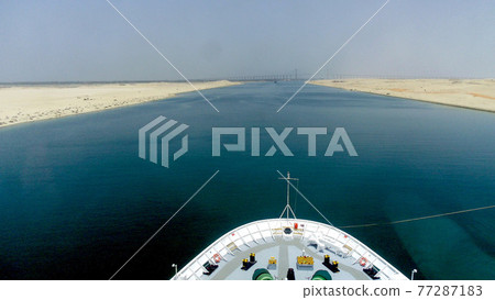 唯一穿越蘇伊士運河，穿過埃及-日本友誼大橋的建築，埃及 77287183