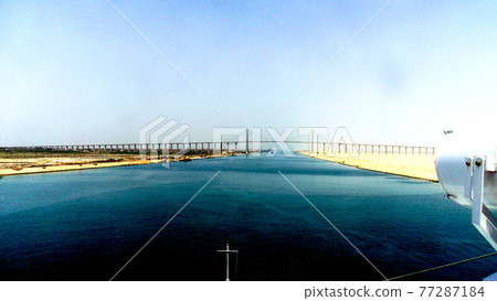 唯一穿越蘇伊士運河，穿過埃及-日本友誼大橋的建築，埃及 77287184
