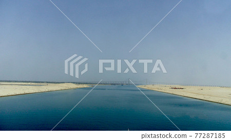 唯一穿越蘇伊士運河，穿過埃及-日本友誼大橋的建築，埃及 77287185