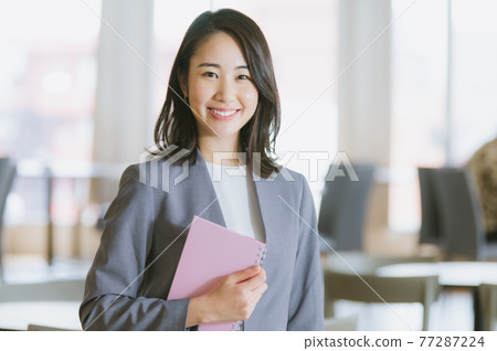 Working woman smile looking at the camera 77287224