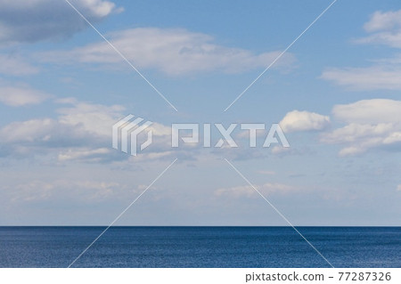 Landscape of the blue sea of the Pacific Ocean in early summer 77287326