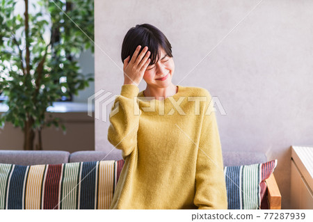 Headache, cold, fatigue, corona 77287939