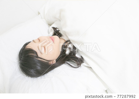 睡在床上的黑髮女人 77287992