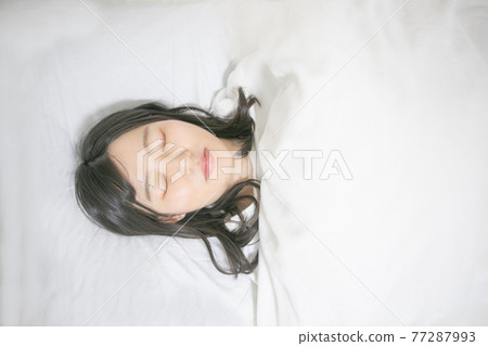 睡著的女人的正面照片 77287993