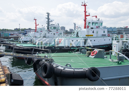 停泊在橫濱山下碼頭的拖船的景色 77288011