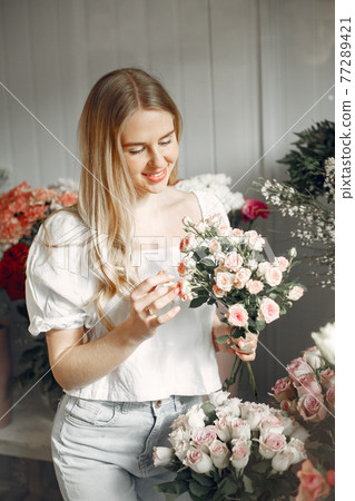 Frorist makes a beautiful bouquet in a studio 77289421