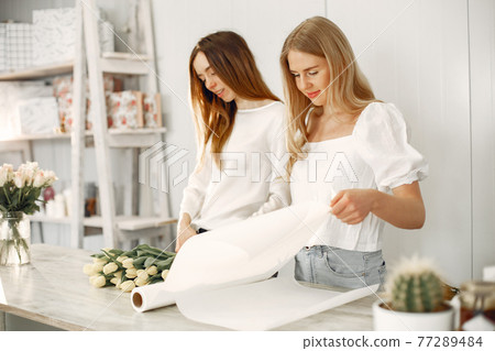 Frorist makes a beautiful bouquet in a studio 77289484