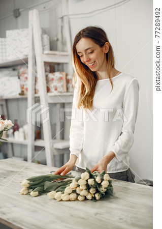 Frorist makes a beautiful bouquet in a studio 77289492
