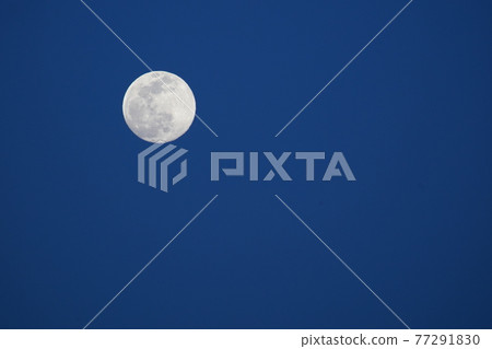 一輪滿月在天空中熠熠生輝 一輪滿月在天空中熠熠生輝 77291830