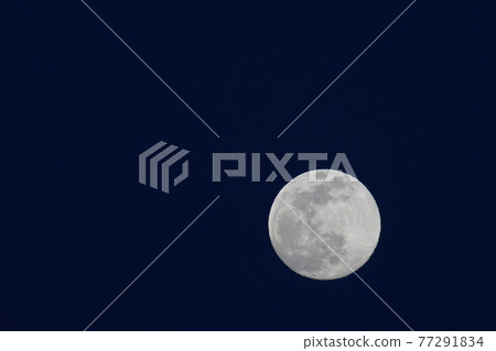 A full moon that shines brightly in the sky 77291834