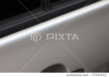 車上有划痕,油漆剝落 車上有划痕,油漆剝落 77293501