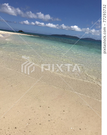 沖繩偏遠島嶼與白色的沙灘，在蔚藍的天空 77293732