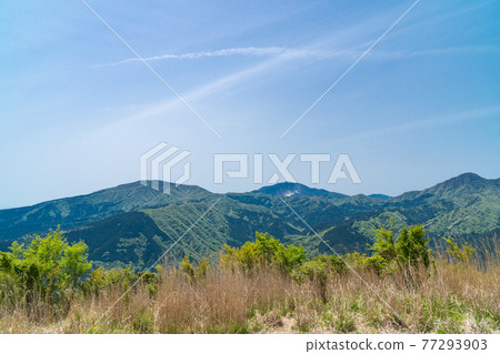 從矢樂岳(箱根)山頂看到的箱根山脈(神山和駒岳) 從矢樂岳(箱根)山頂看到的箱根山脈(神山和駒岳) 77293903