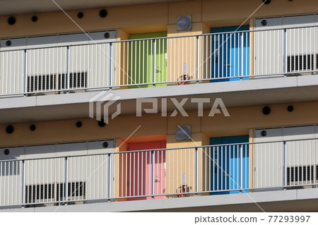 公寓樓開放式走廊的圖像 77293997