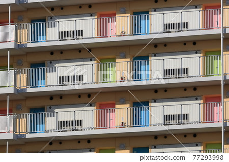 公寓樓開放式走廊的圖像 77293998