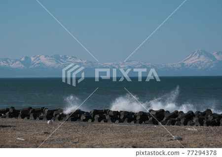 俯瞰斜里山的野付半島 77294378