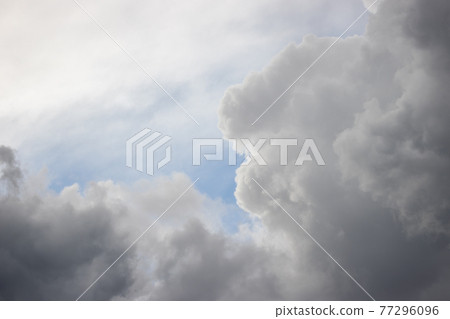 初夏天空中的積雨雲 初夏天空中的積雨雲 77296096