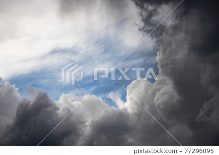 初夏天空中的積雨雲 初夏天空中的積雨雲 77296098