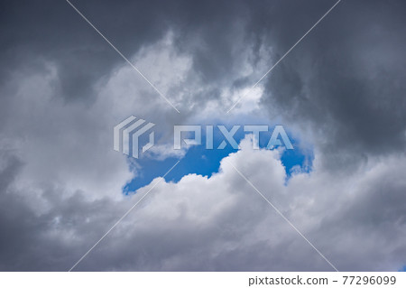 初夏天空中的積雨雲 77296099