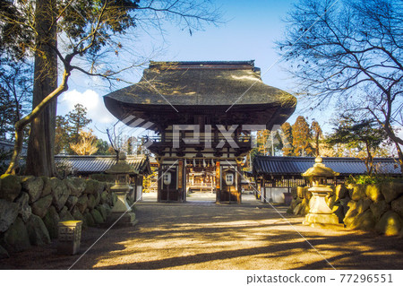 滋賀縣近江八幡市的塔門和佐佐木神社參道風景 77296551