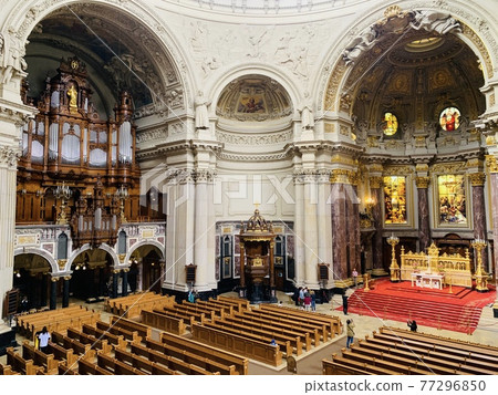 Quiet moment, prayer moment 77296850