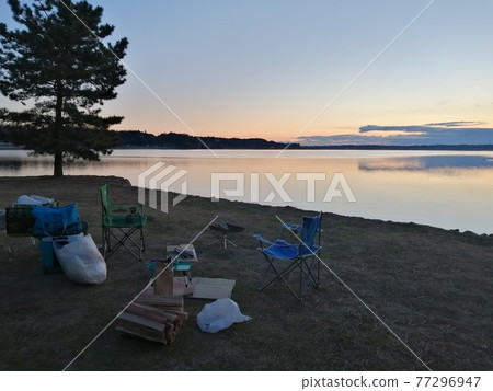 Two caps in Hinuma, Ibaraki Prefecture Watch the sunset on the shore of the lake 77296947