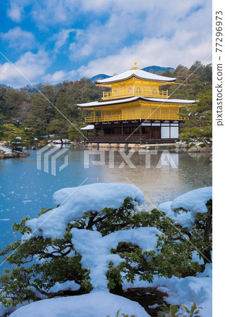 京都雪金閣寺垂直位置2 京都雪金閣寺垂直位置2 77296973