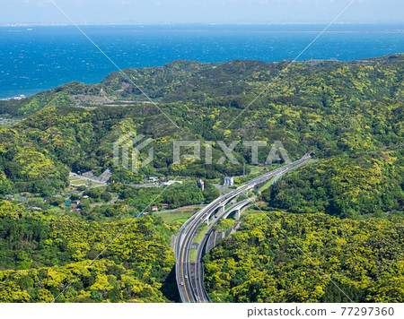 從千葉縣能古里山出發的立山高速公路 從千葉縣能古里山出發的立山高速公路 77297360