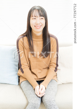 A woman relaxing on the sofa 77297712