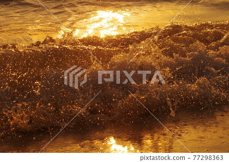 停止在夕陽下閃耀的海浪 停止在夕陽下閃耀的海浪 77298363