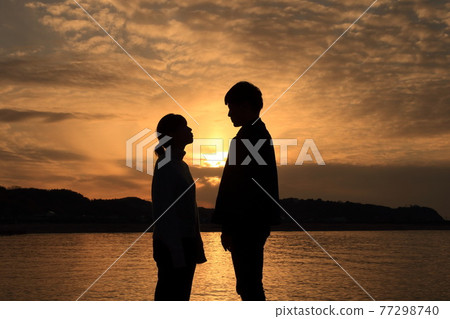 夫婦和海灘日落 夫婦和海灘日落 77298740