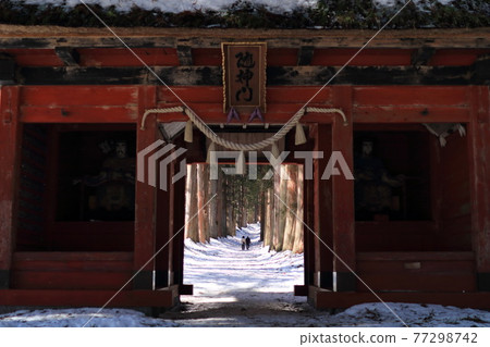 Walk through Togakushi Shrine, which has a solemn atmosphere with snow 77298742