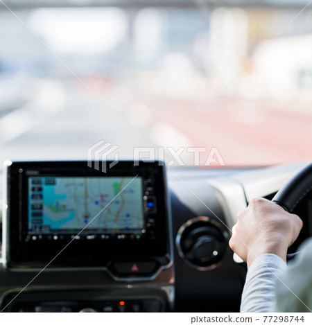 駕駛使用汽車導航系統汽車音響【汽車生活日常】 77298744
