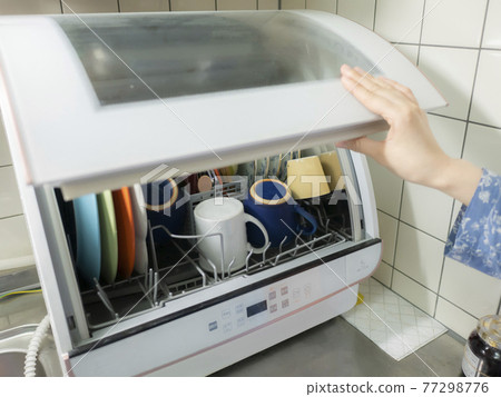 使用家用洗碗機的洗碗機場景 77298776