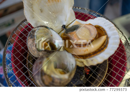 燒烤,頭巾貝殼,扇貝 燒烤,頭巾貝殼,扇貝 77299373