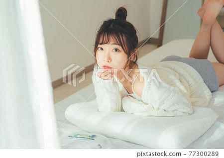 女孩在房間裡放鬆 77300289