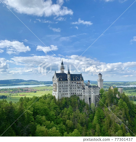 In front of the longed-for Neuschwanstein Castle 77301437