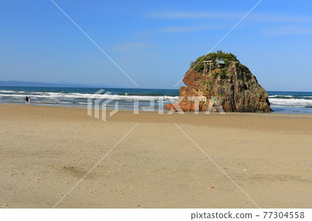 [島根縣]晴天下的稻佐海灘弁天島 77304558