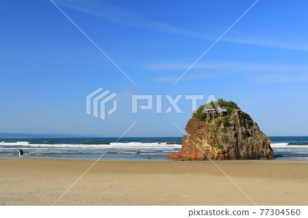 [島根縣]晴天下的稻佐海灘弁天島 77304560