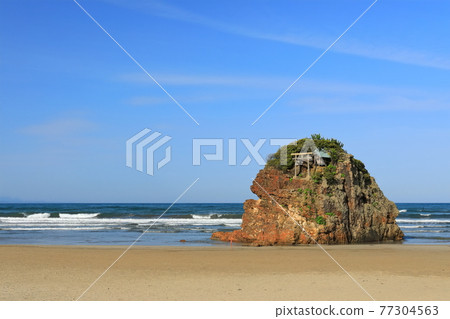 [島根縣]晴天下的稻佐海灘弁天島 77304563