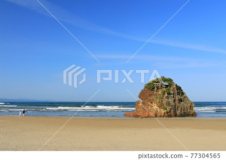 [島根縣]晴天下的稻佐海灘弁天島 77304565
