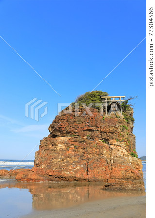 [島根縣]晴天下的稻佐海灘弁天島 77304566